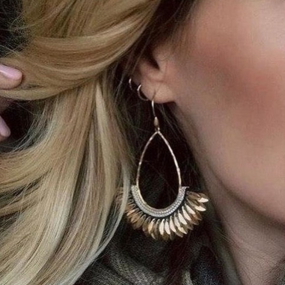 :: Stella & Dot⚜️[GOLD] Pegasus Statement Earrings - Picture 4 of 8